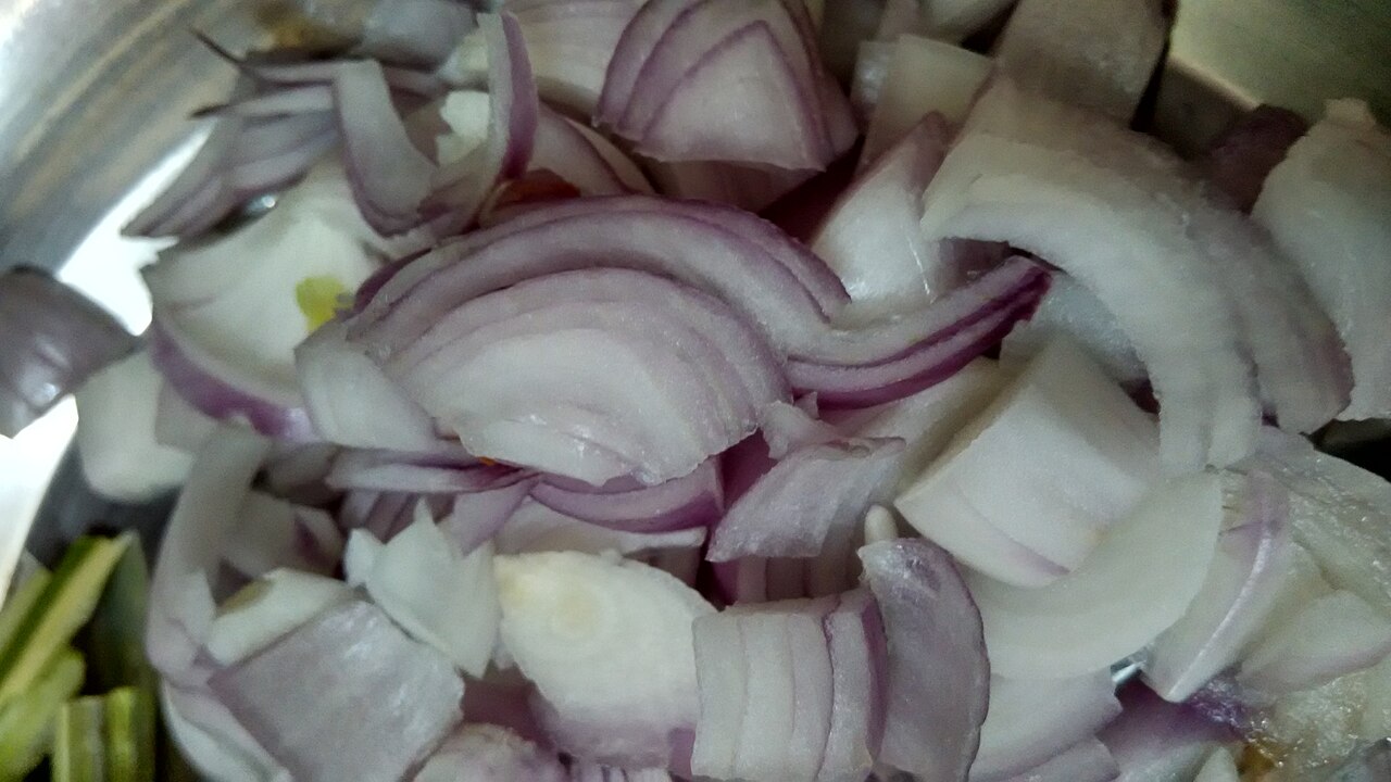 Photoreal photograph of the finished dish Onion salad (Salade), the actual plate from Niger, handmade ceramic, natural window light, shallow depth of field, no text, no logo, no people, Natural window light, ivory linen, handmade ceramic, shallow depth of field, no text, no logo, no watermark, fine-dining magazine photograph. Onion salad